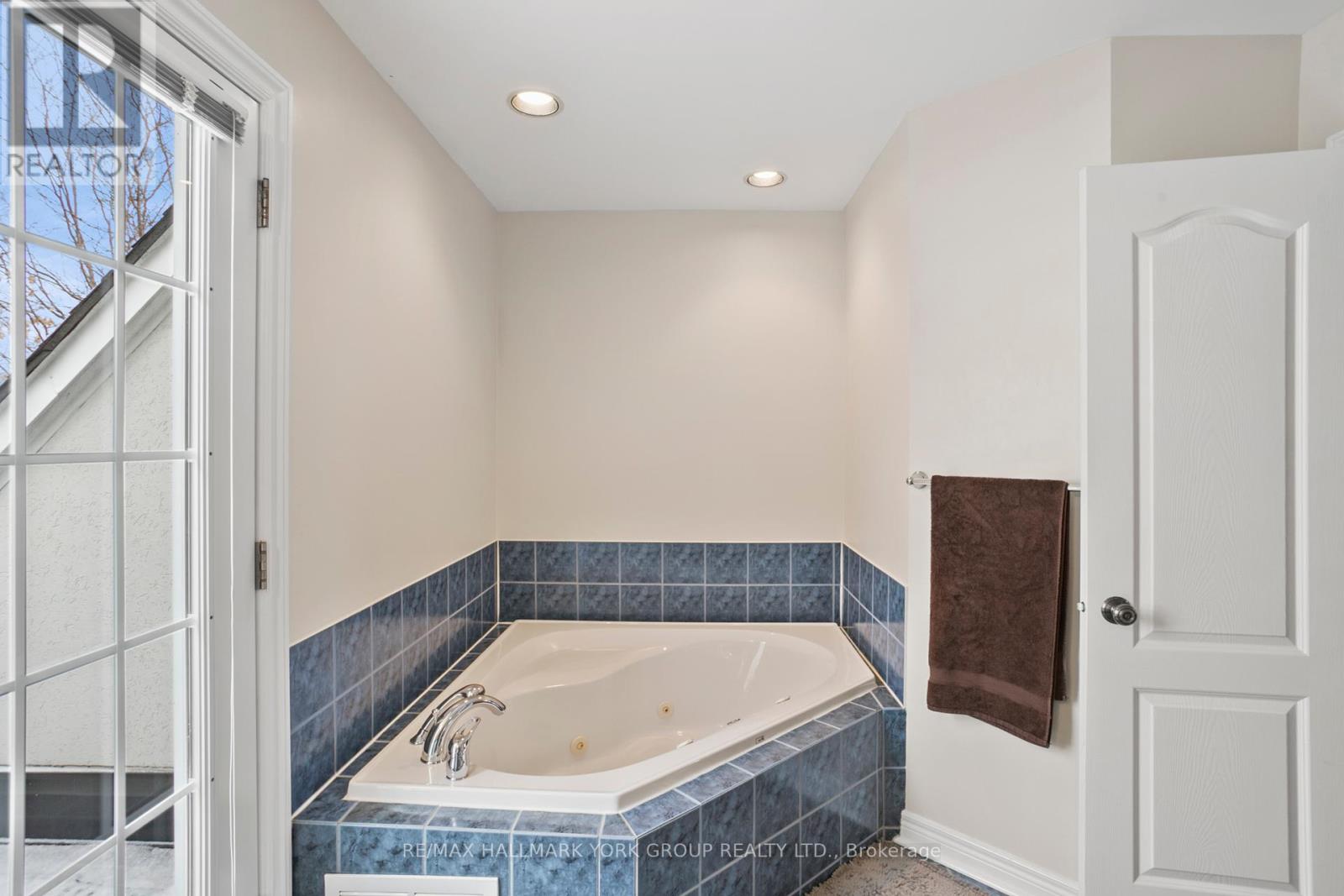 Photo 1 of Unit 10 38 Hunt Avenue, Richmond Hill ON