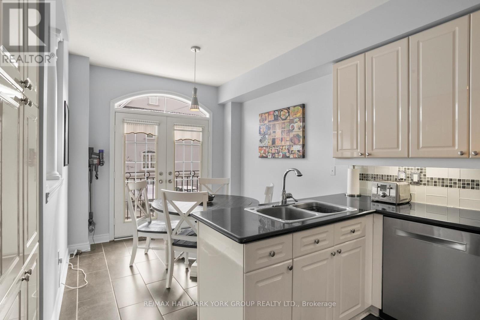 Photo 25 of Unit 10 38 Hunt Avenue, Richmond Hill ON