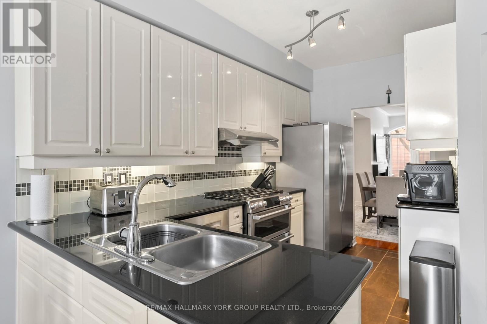 Photo 17 of Unit 10 38 Hunt Avenue, Richmond Hill ON