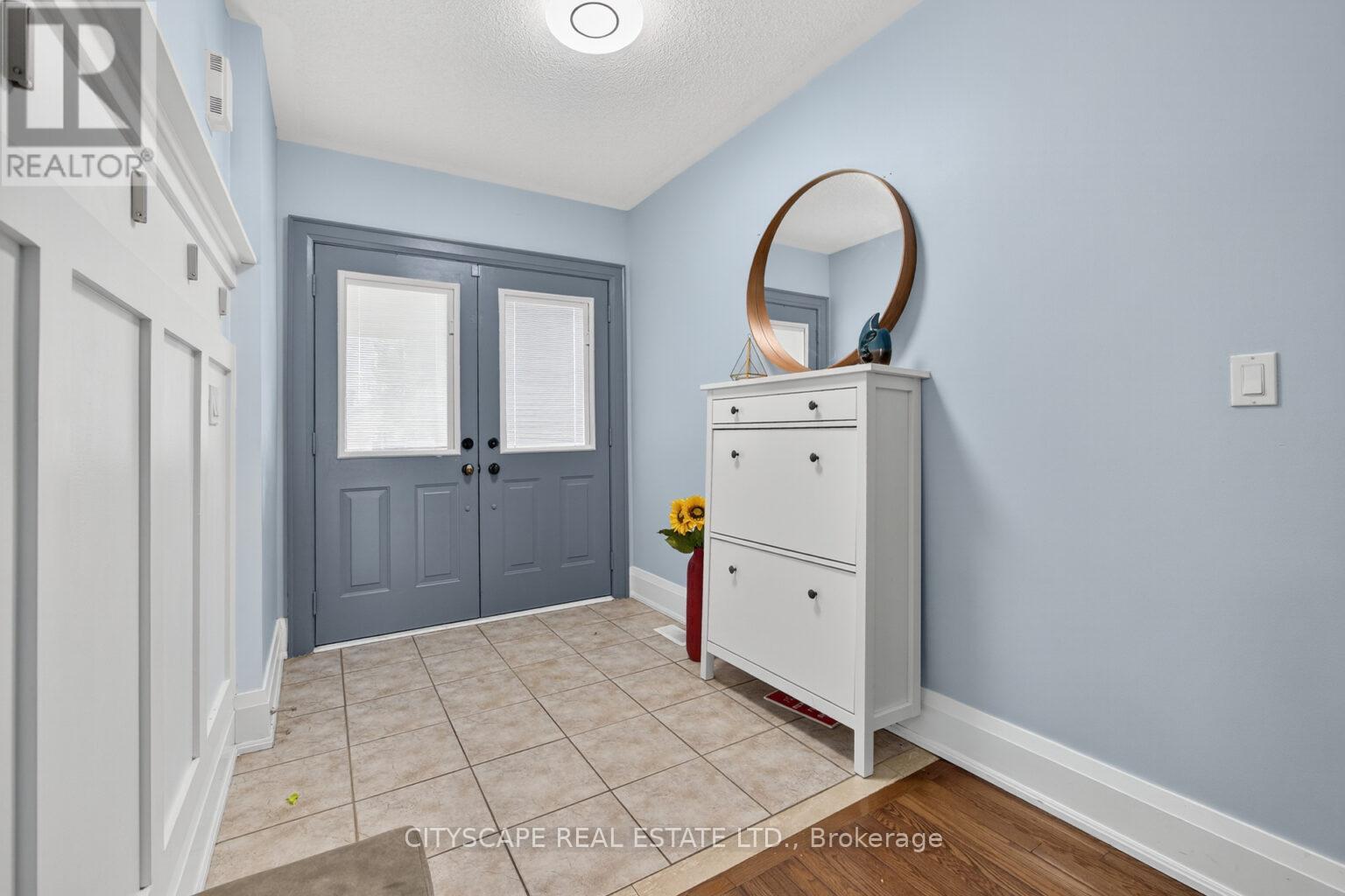 Photo 3 of 6 Dewridge Court E, Brampton ON