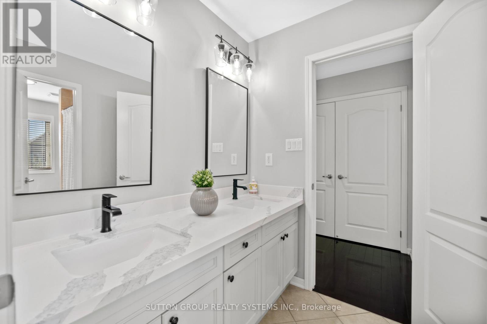 Photo 38 of 925 Dice Way, Milton ON