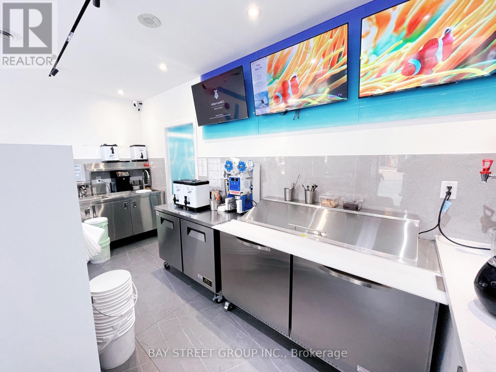 Photo 4 of 22 15 Northtown Way, Toronto ON