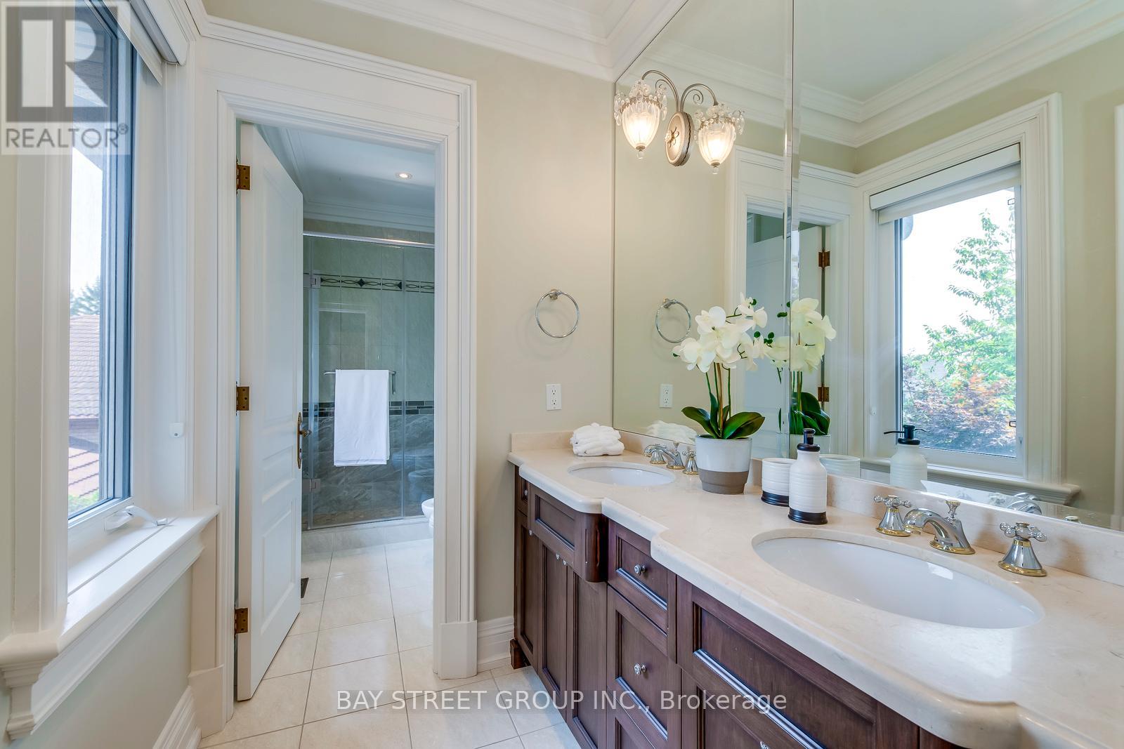 Photo 9 of 56 Winchester Lane, Richmond Hill ON