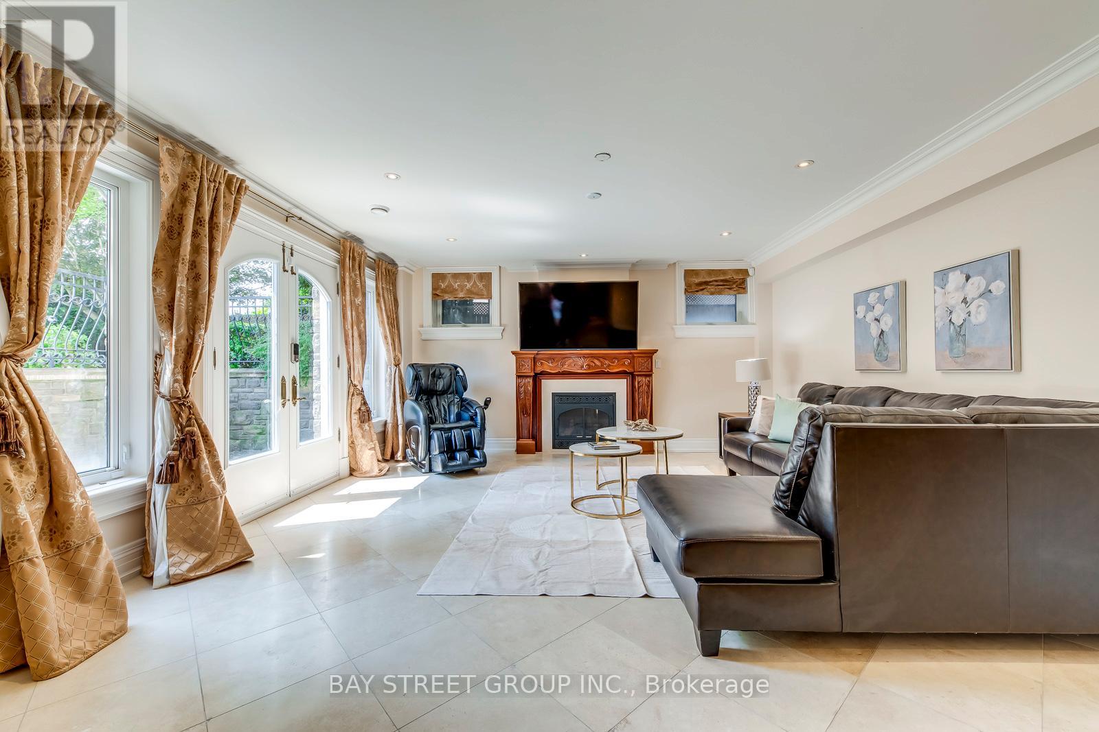Photo 10 of 56 Winchester Lane, Richmond Hill ON