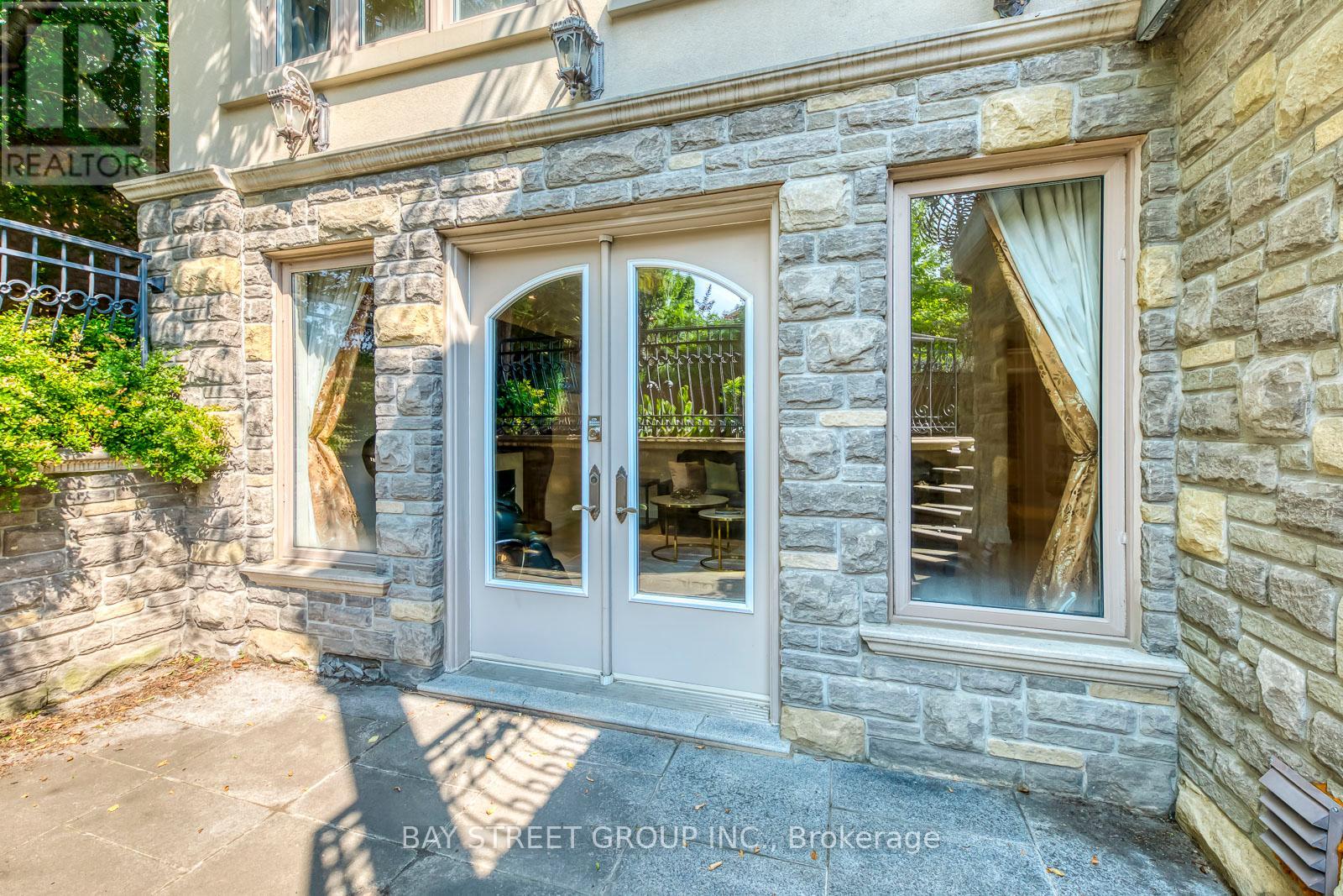 Photo 27 of 56 Winchester Lane, Richmond Hill ON