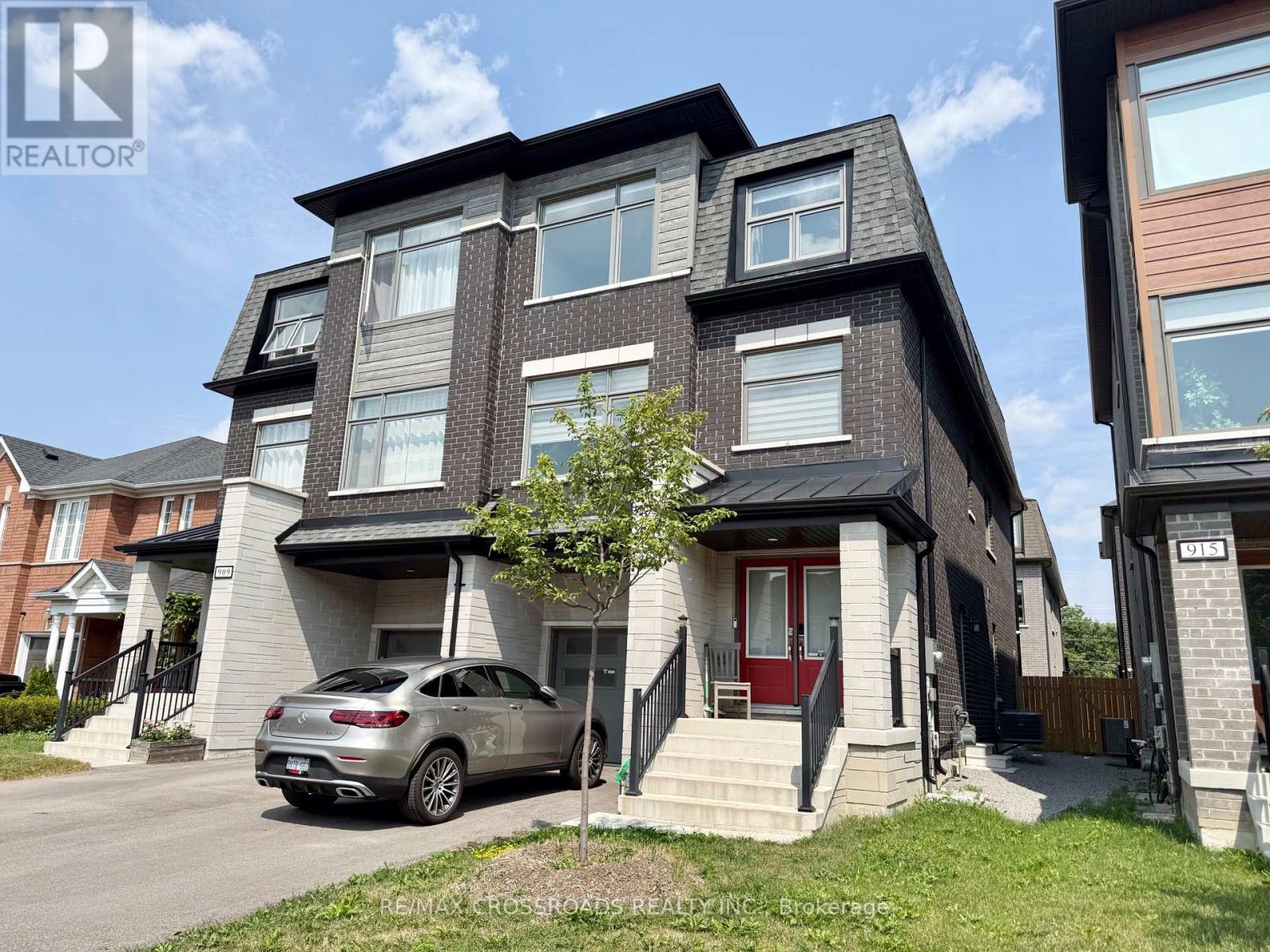 Photo 1 of 913 Isaac Phillips Way E, Newmarket ON