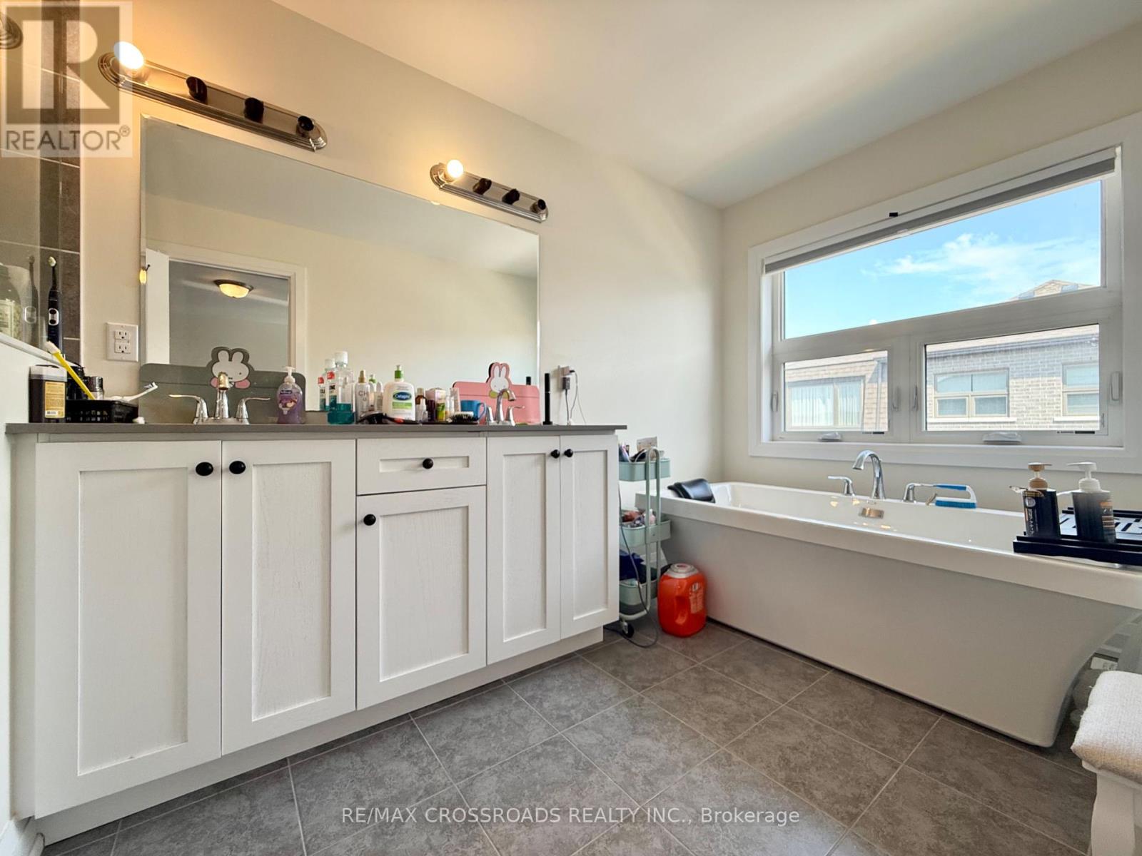 Photo 15 of 913 Isaac Phillips Way E, Newmarket ON
