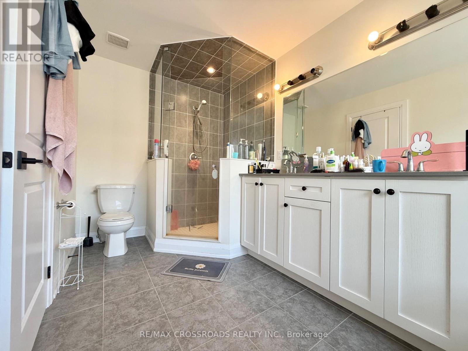 Photo 16 of 913 Isaac Phillips Way E, Newmarket ON