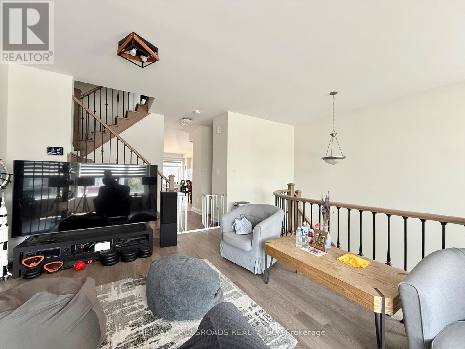 Photo 3 of 913 Isaac Phillips Way E, Newmarket ON