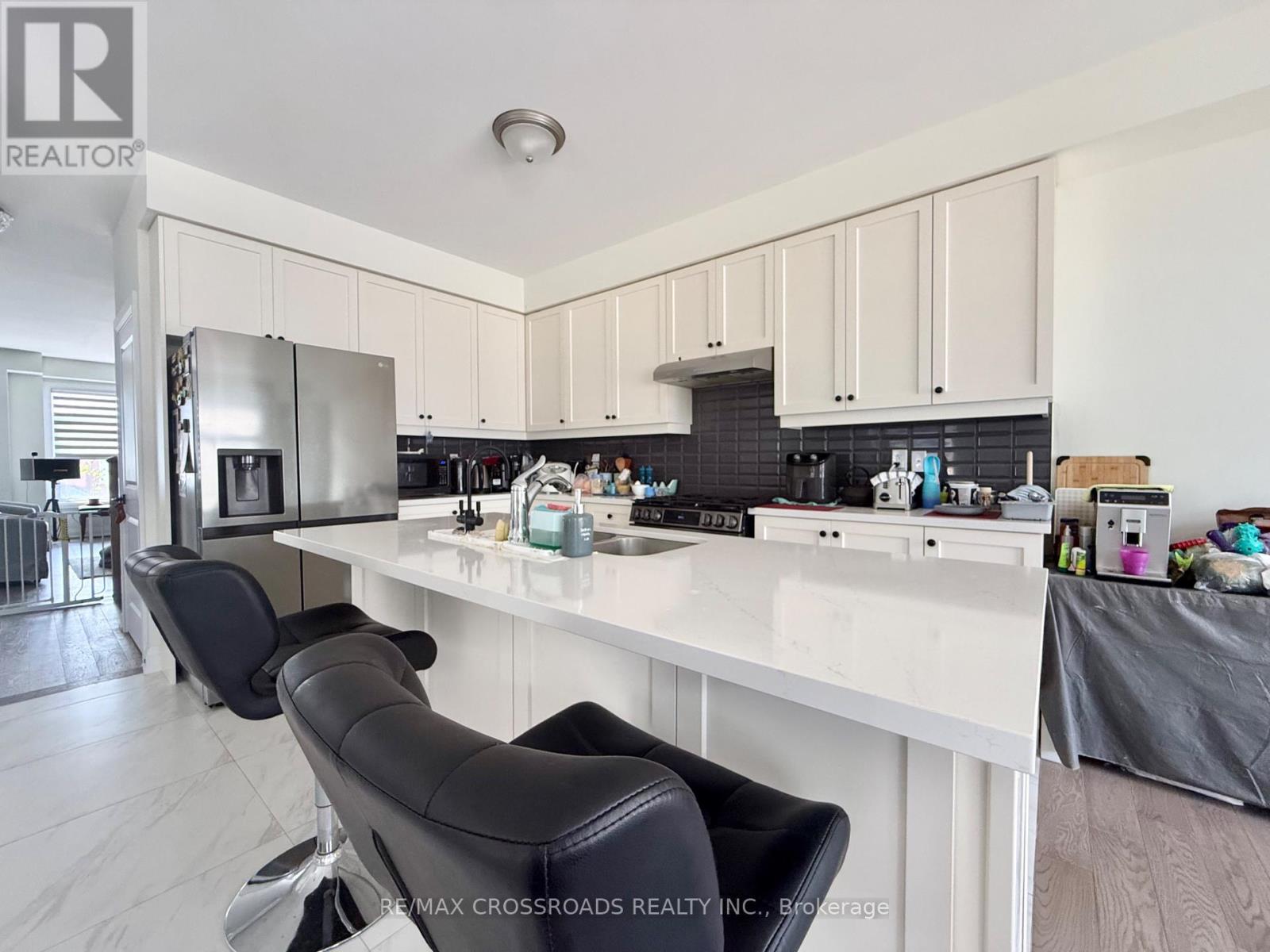 Photo 5 of 913 Isaac Phillips Way E, Newmarket ON