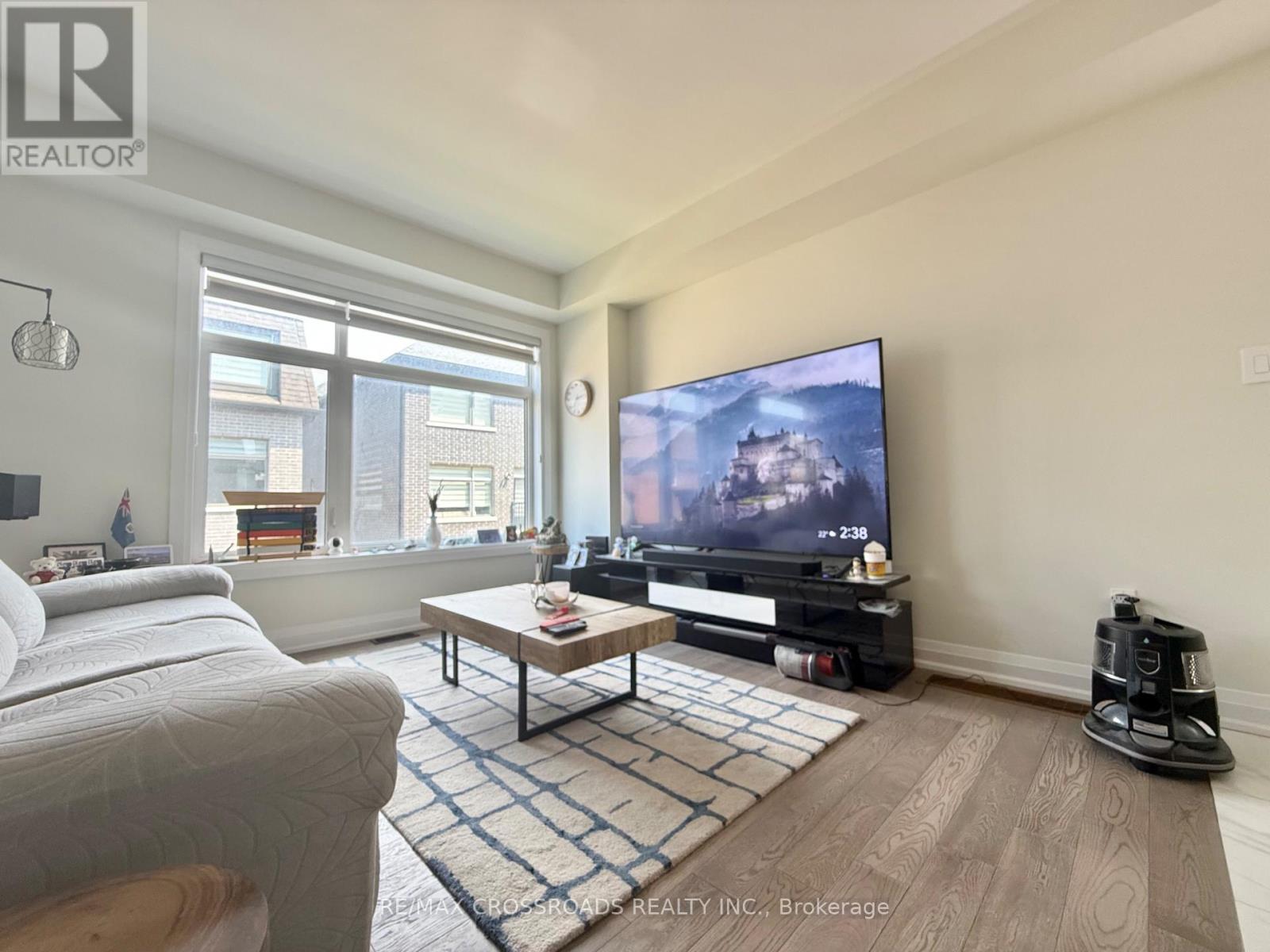 Photo 7 of 913 Isaac Phillips Way E, Newmarket ON
