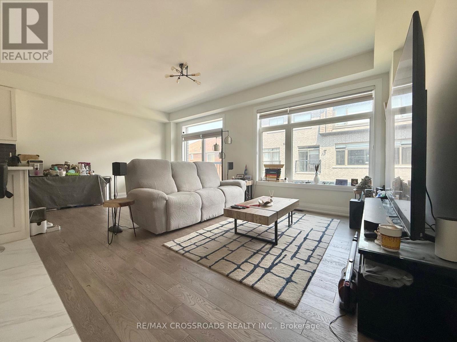 Photo 8 of 913 Isaac Phillips Way E, Newmarket ON