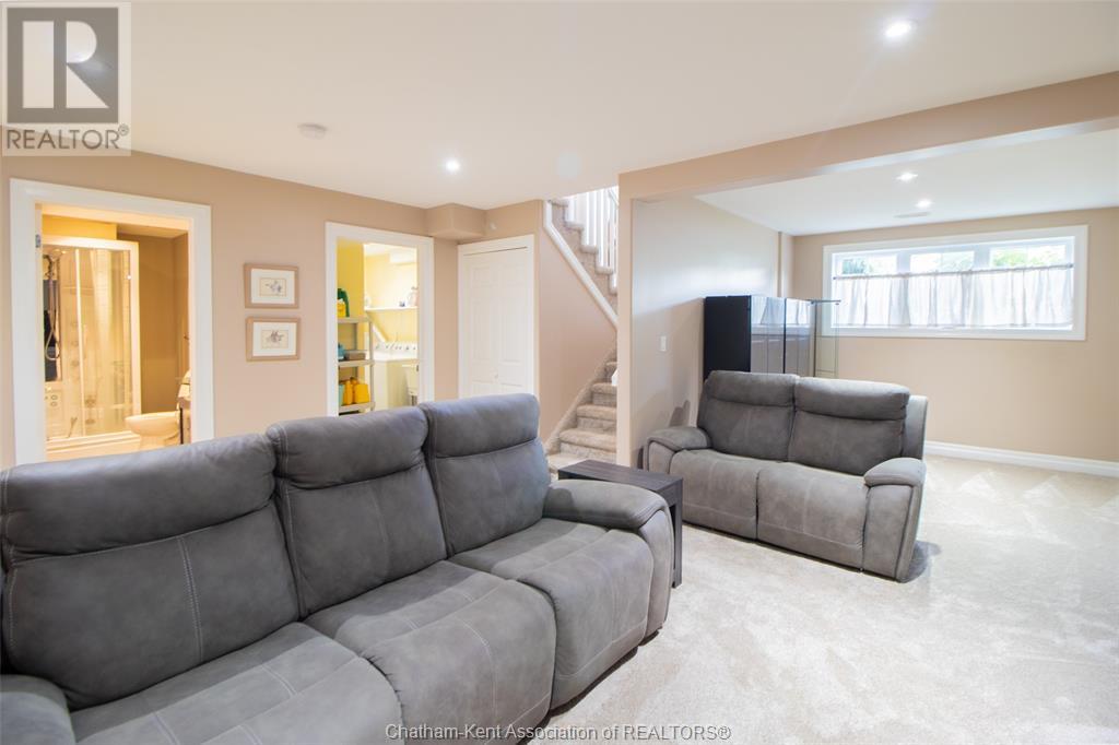 Photo 5 of 55 Birchwood Street, Chatham ON