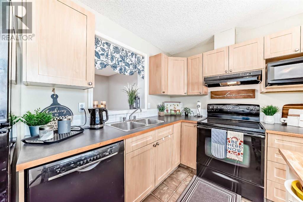 Single Family House 4 Level for Sale in  Copperfield Lane SE Copperfield Calgary 