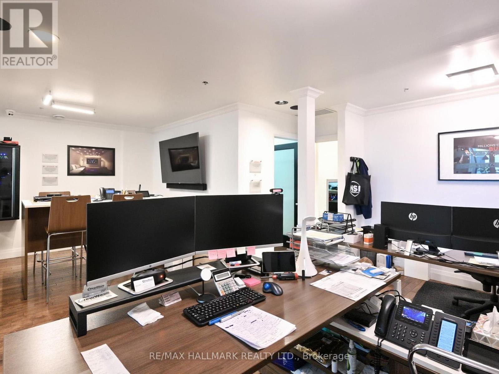 Photo 12 of 14 175 West Beaver Creek Road, Richmond Hill ON