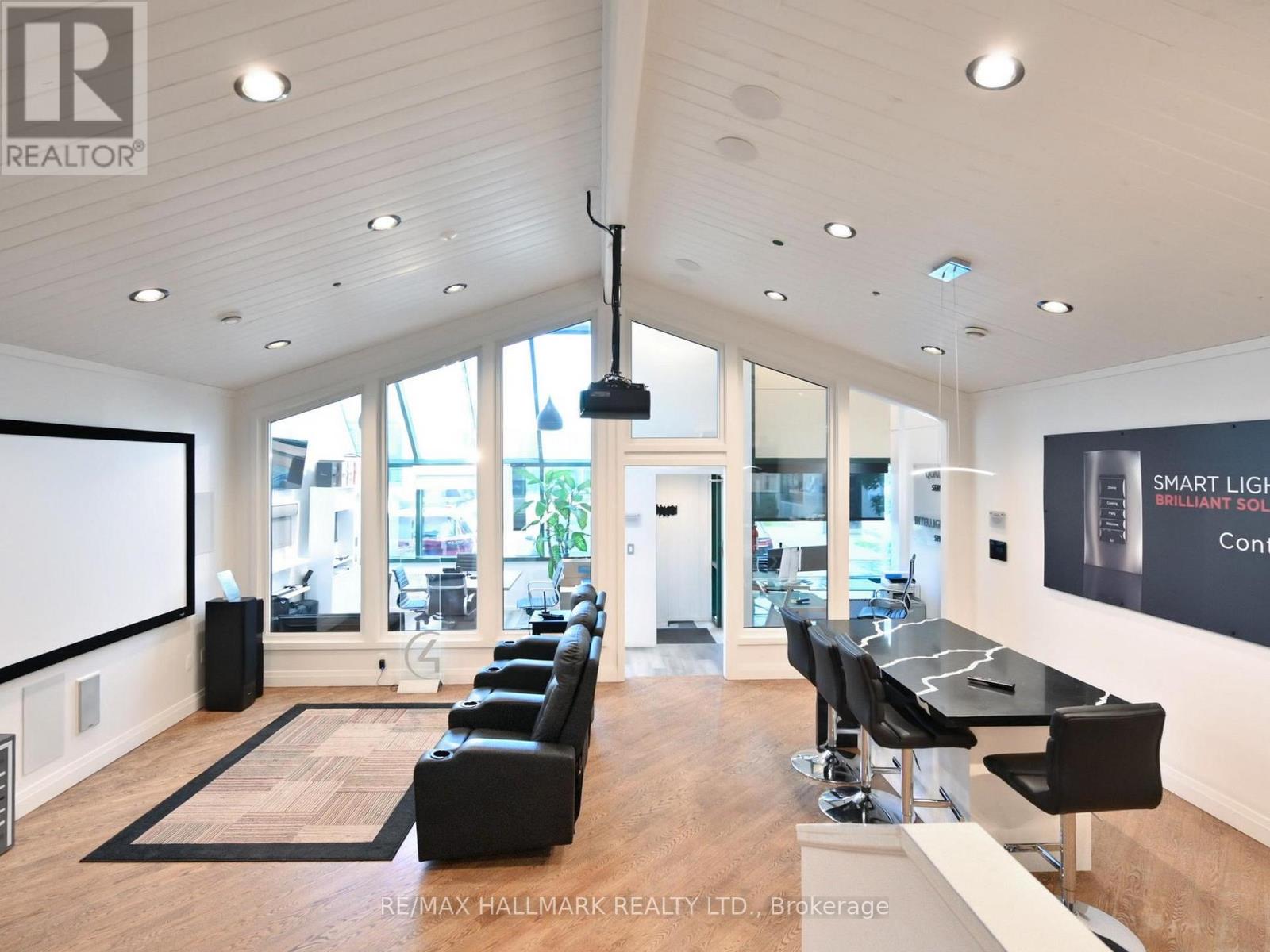 Photo 13 of 14 175 West Beaver Creek Road, Richmond Hill ON