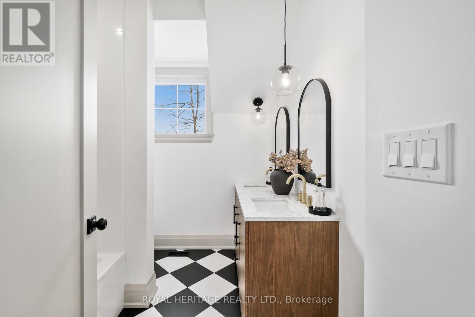 Photo 19 of 186 Durham Street, Cobourg ON