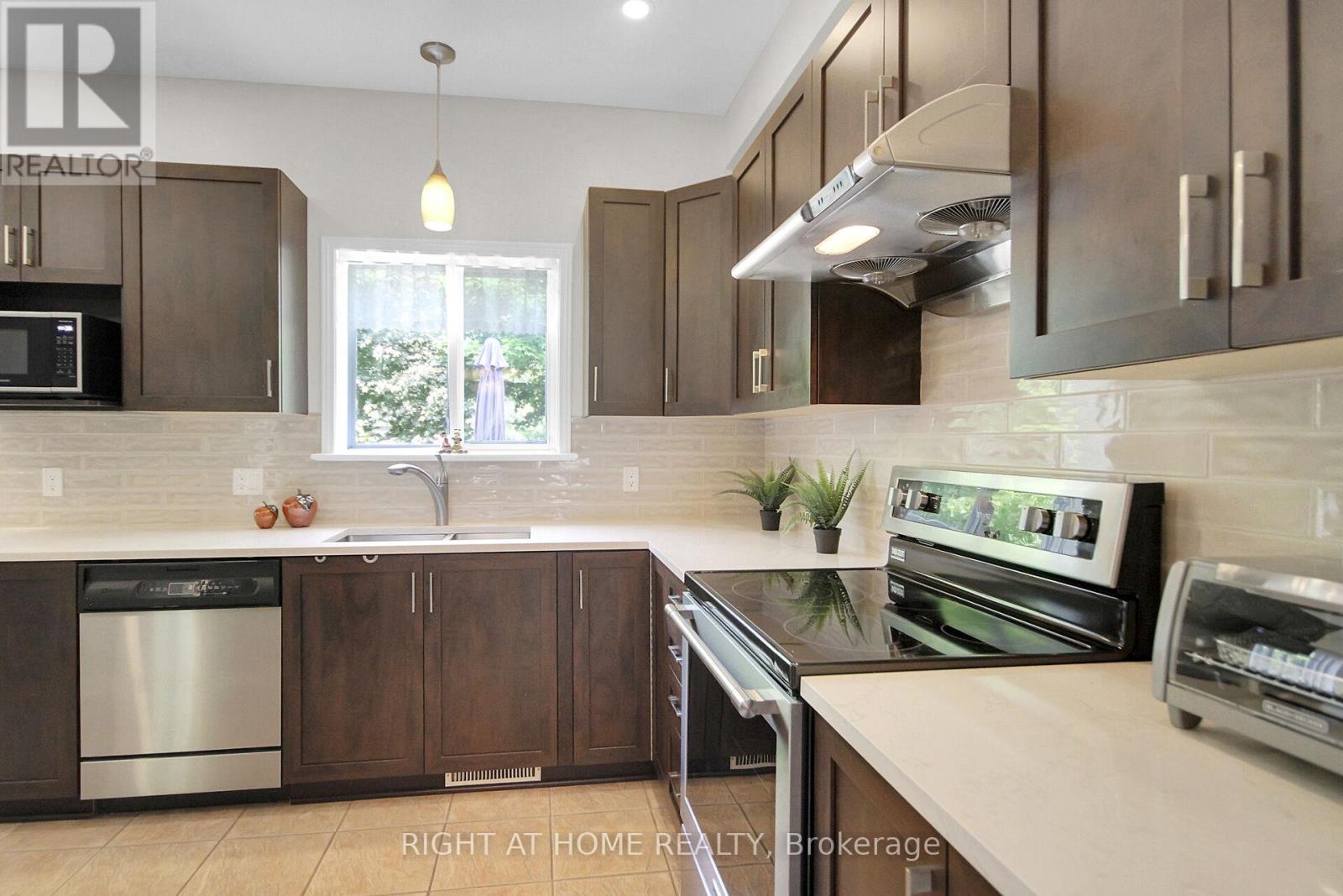 Photo 8 of 13 Sirocco Crescent, Ottawa ON