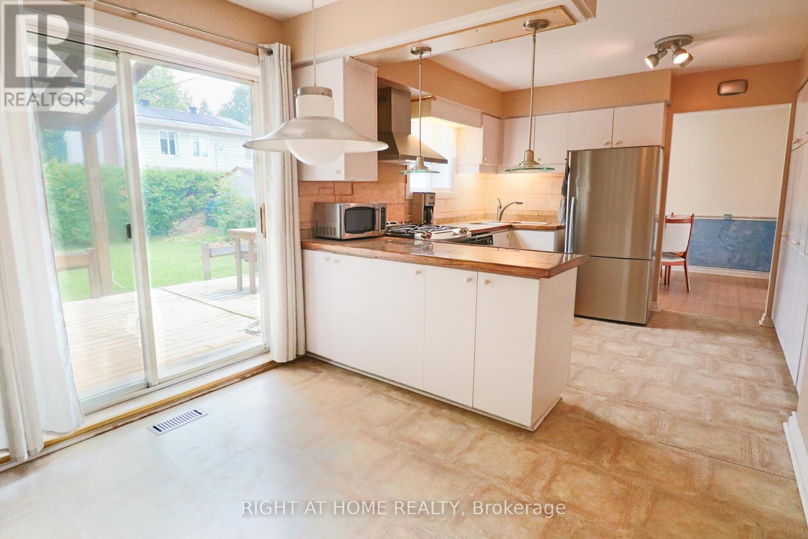 Photo 9 of 841 Thorndale Drive, Ottawa ON