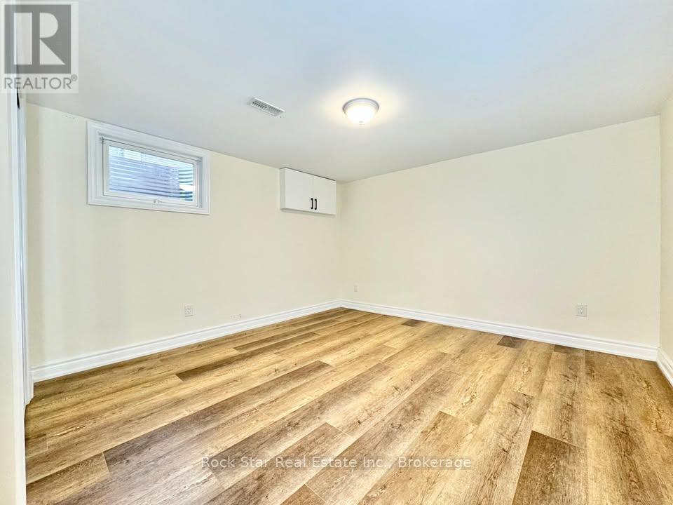 Photo 18 of 36 Highcourt Crescent, St Catharines ON