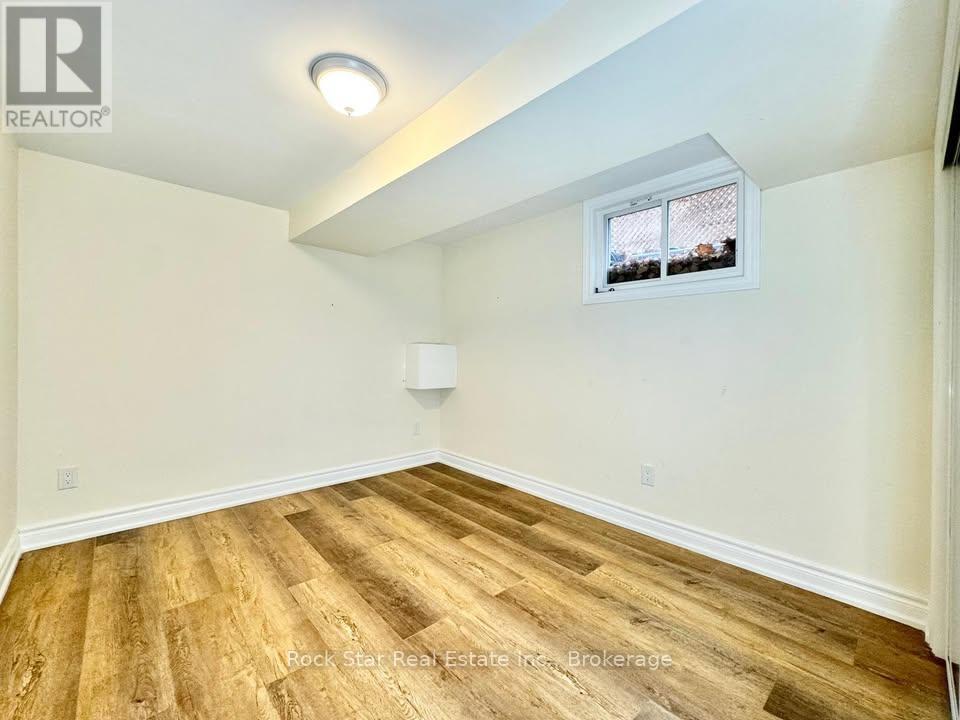 Photo 21 of 36 Highcourt Crescent, St Catharines ON