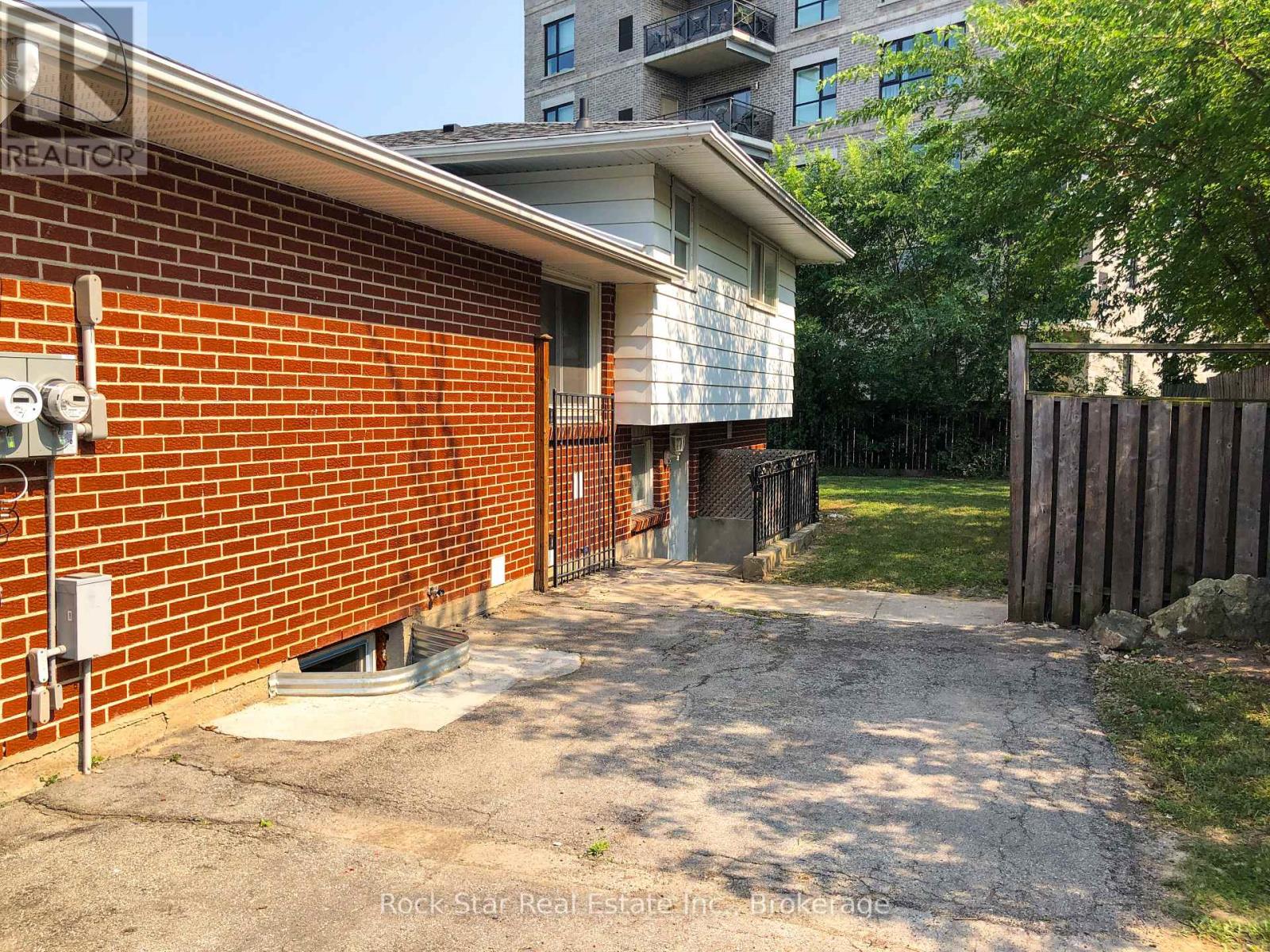Photo 24 of 36 Highcourt Crescent, St Catharines ON