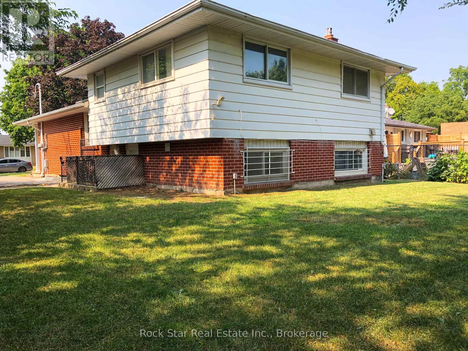 Photo 25 of 36 Highcourt Crescent, St Catharines ON