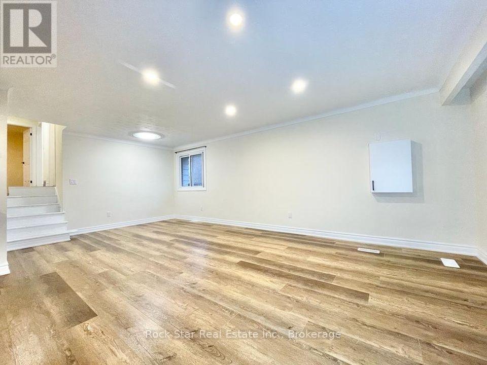 Photo 9 of 36 Highcourt Crescent, St Catharines ON