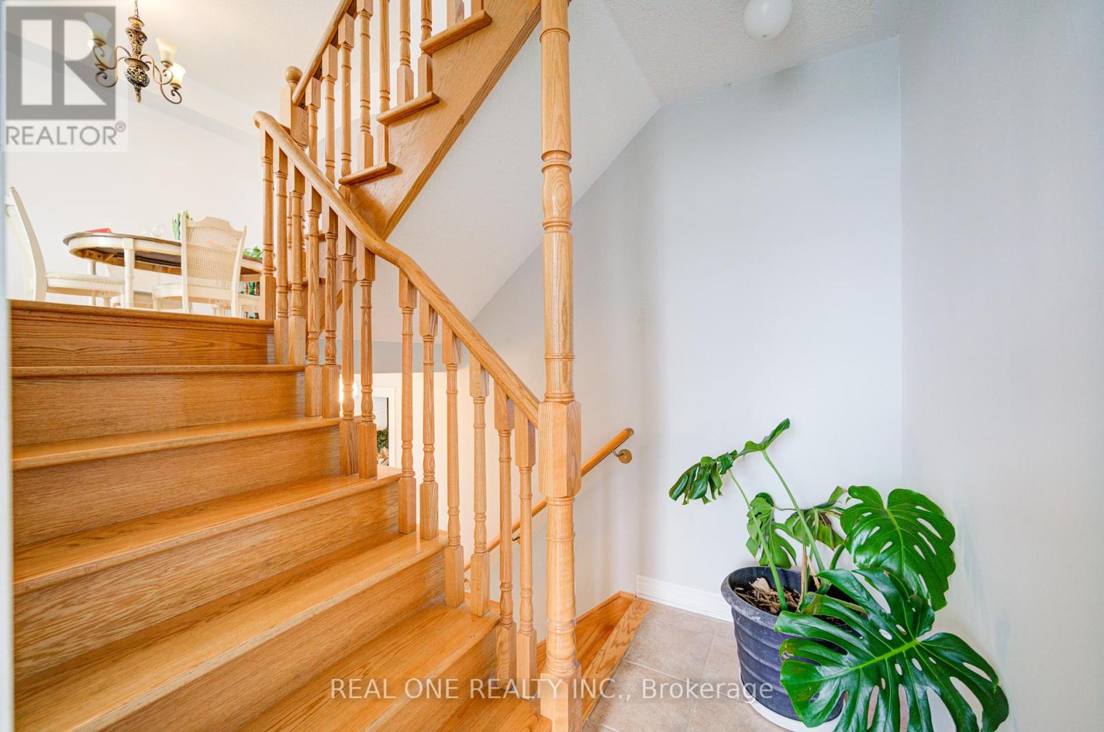 Photo 2 of 87 Zokol Drive, Aurora ON