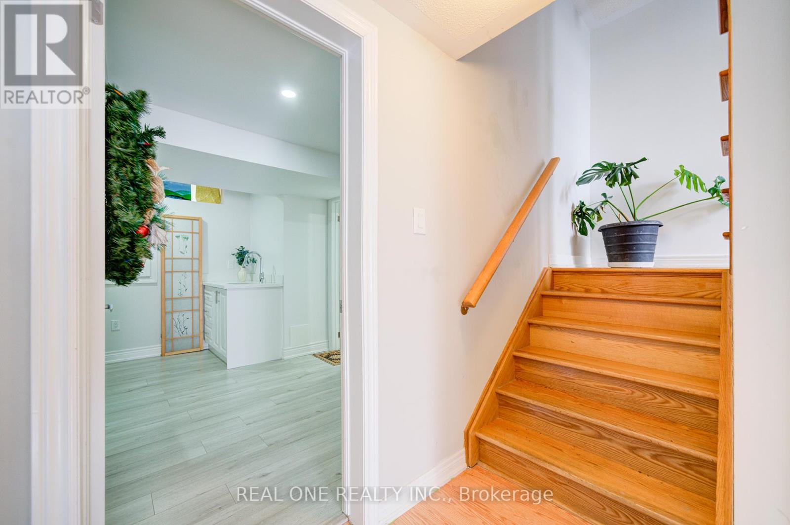 Photo 24 of 87 Zokol Drive, Aurora ON