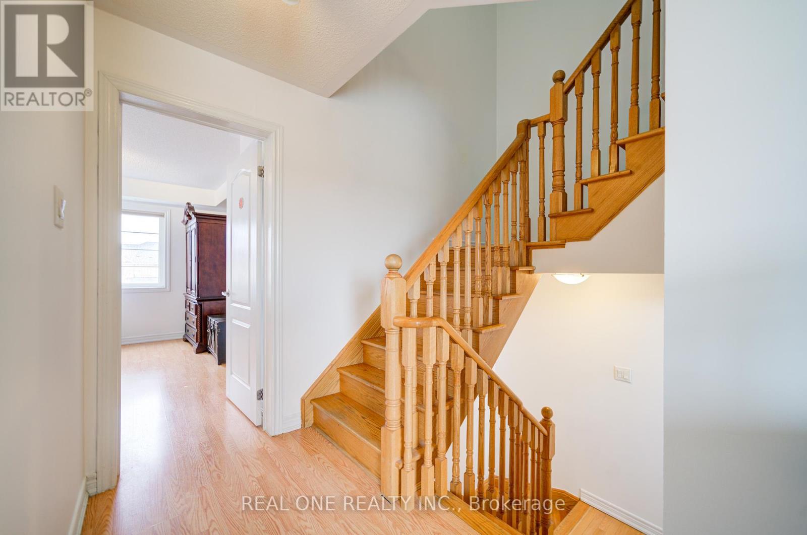Photo 25 of 87 Zokol Drive, Aurora ON