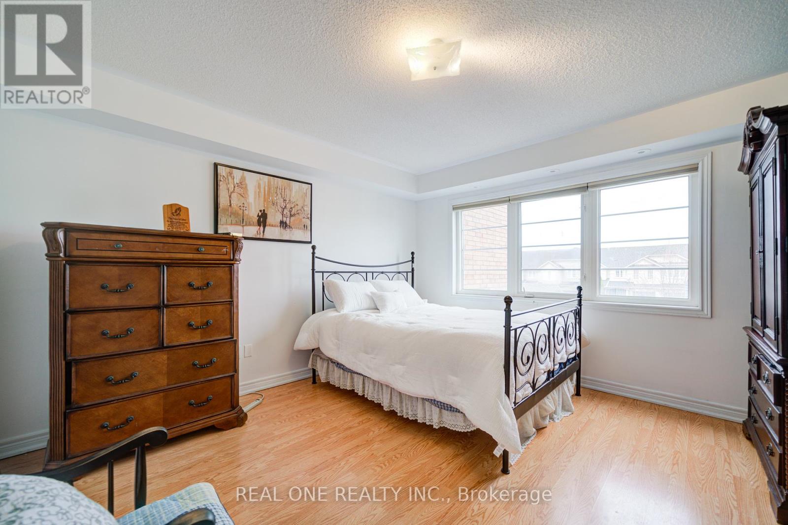 Photo 26 of 87 Zokol Drive, Aurora ON