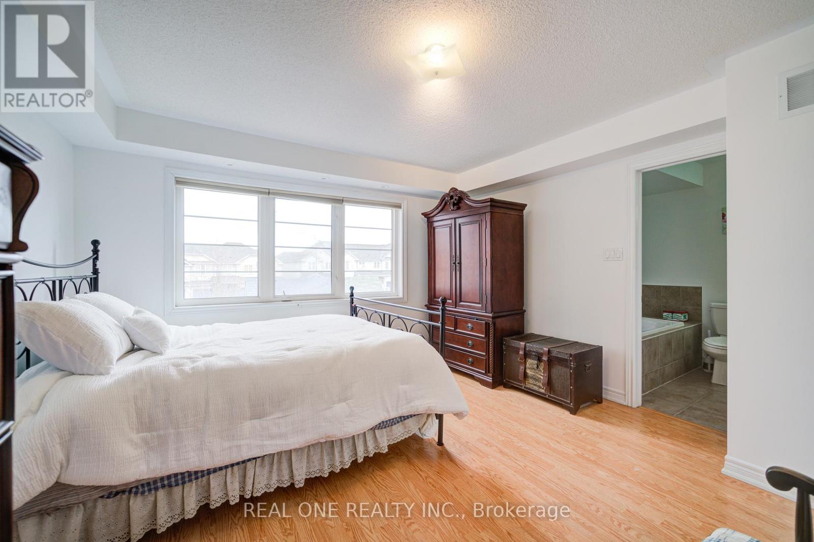 Photo 18 of 87 Zokol Drive, Aurora ON