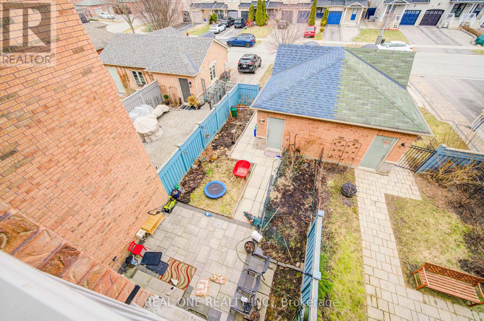 Photo 32 of 87 Zokol Drive, Aurora ON