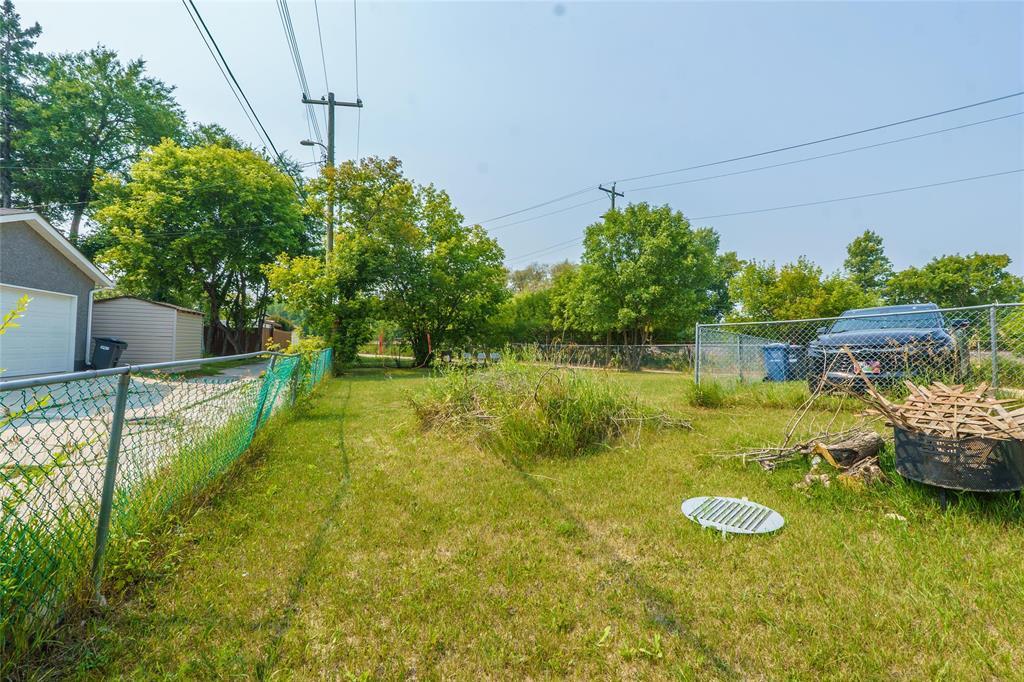 Photo 11 of 794 Chalmers Avenue, Winnipeg MB
