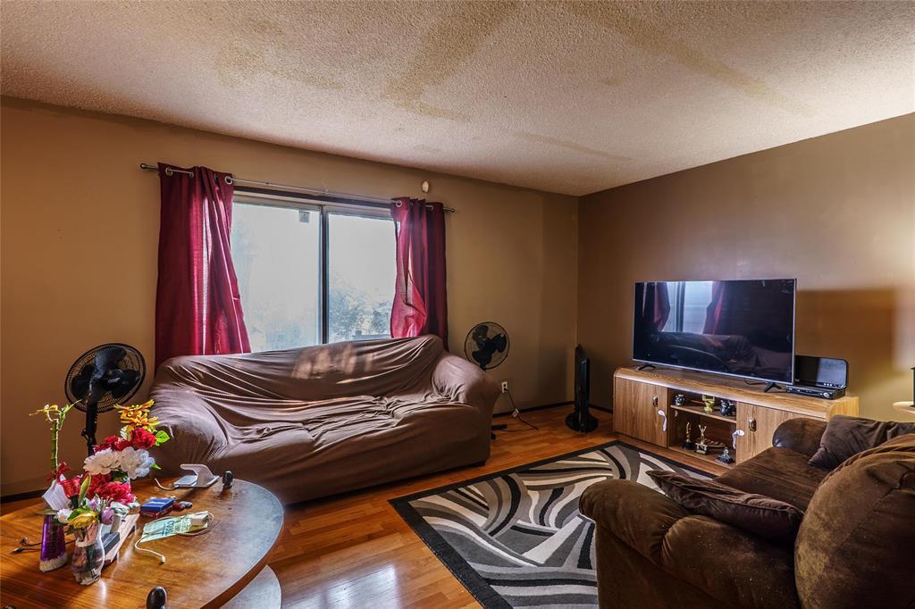 Photo 2 of 794 Chalmers Avenue, Winnipeg MB
