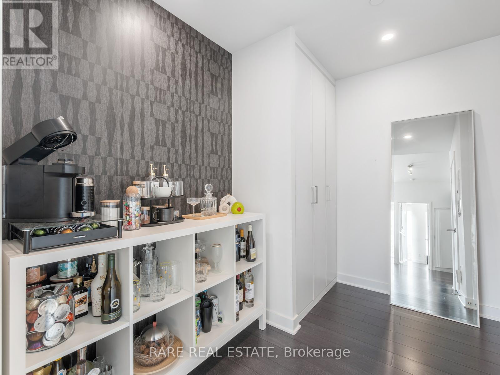 Photo 4 of 2705 290 Adelaide Street W, Toronto ON