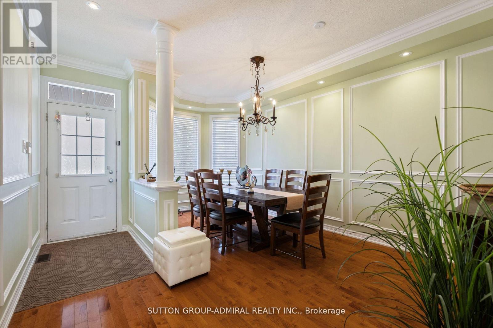 Photo 9 of 11 Thistle Avenue, Richmond Hill ON