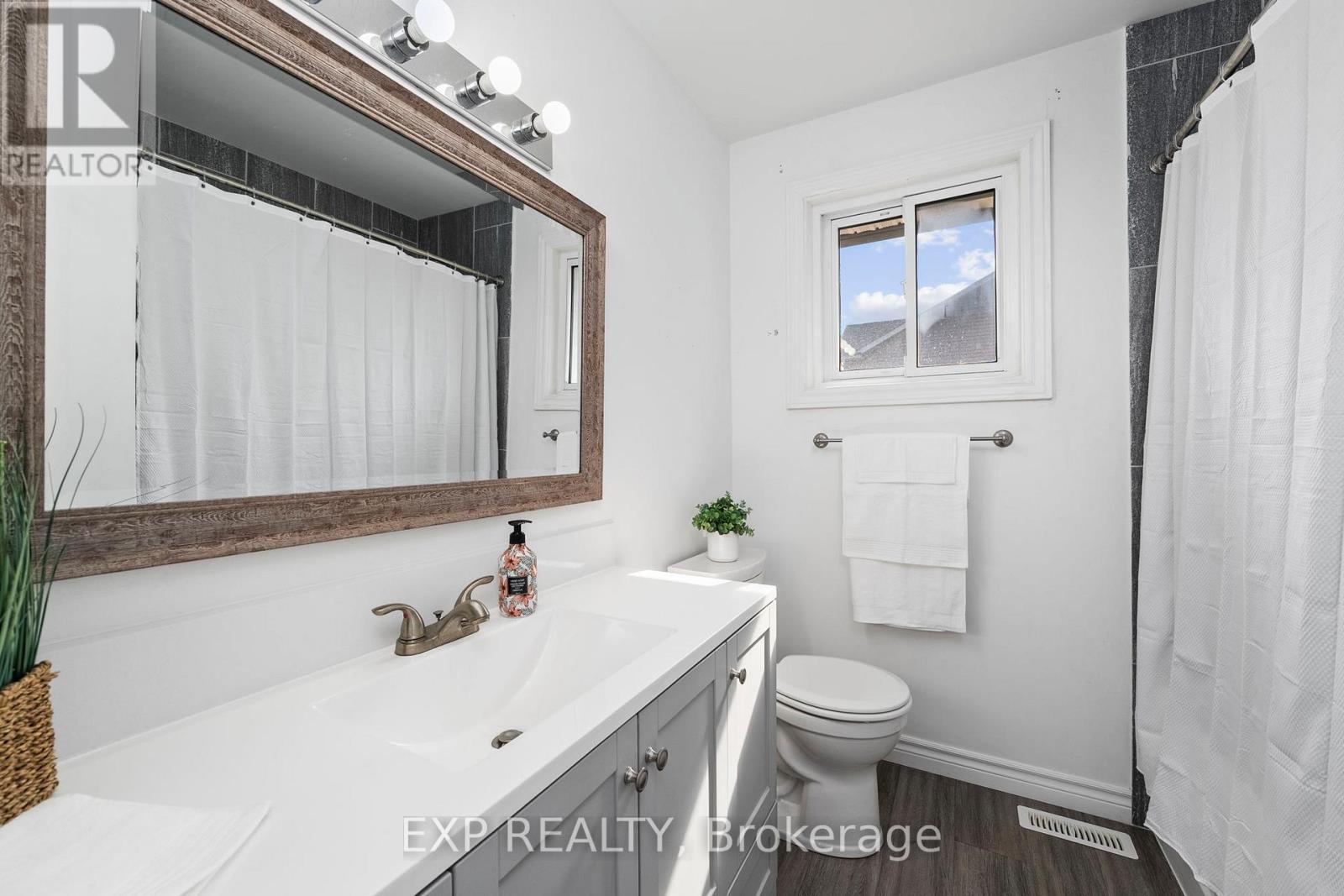 Photo 7 of 143 Westmount Drive N, Orillia ON