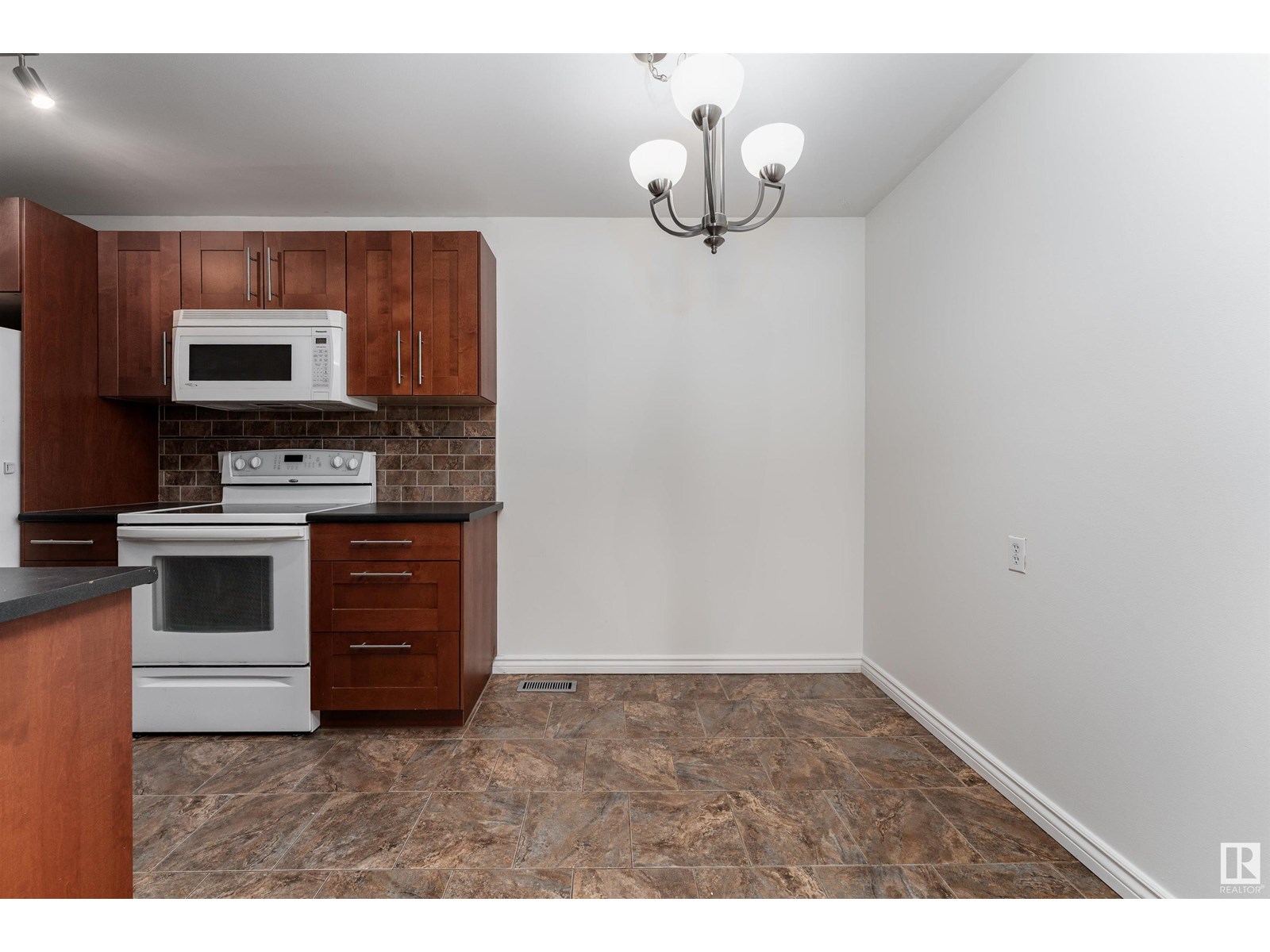 Photo 11 of 1 F Callingwood Co Nw, Edmonton AB