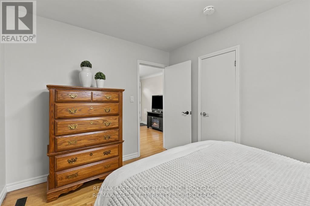 Photo 13 of 19 Oakwood Avenue, St Catharines ON