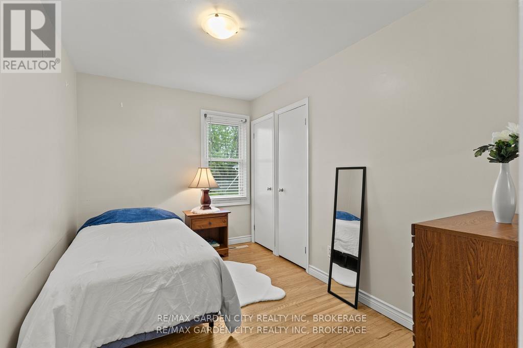 Photo 16 of 19 Oakwood Avenue, St Catharines ON