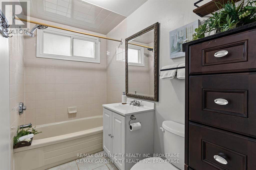 Photo 14 of 19 Oakwood Avenue, St Catharines ON