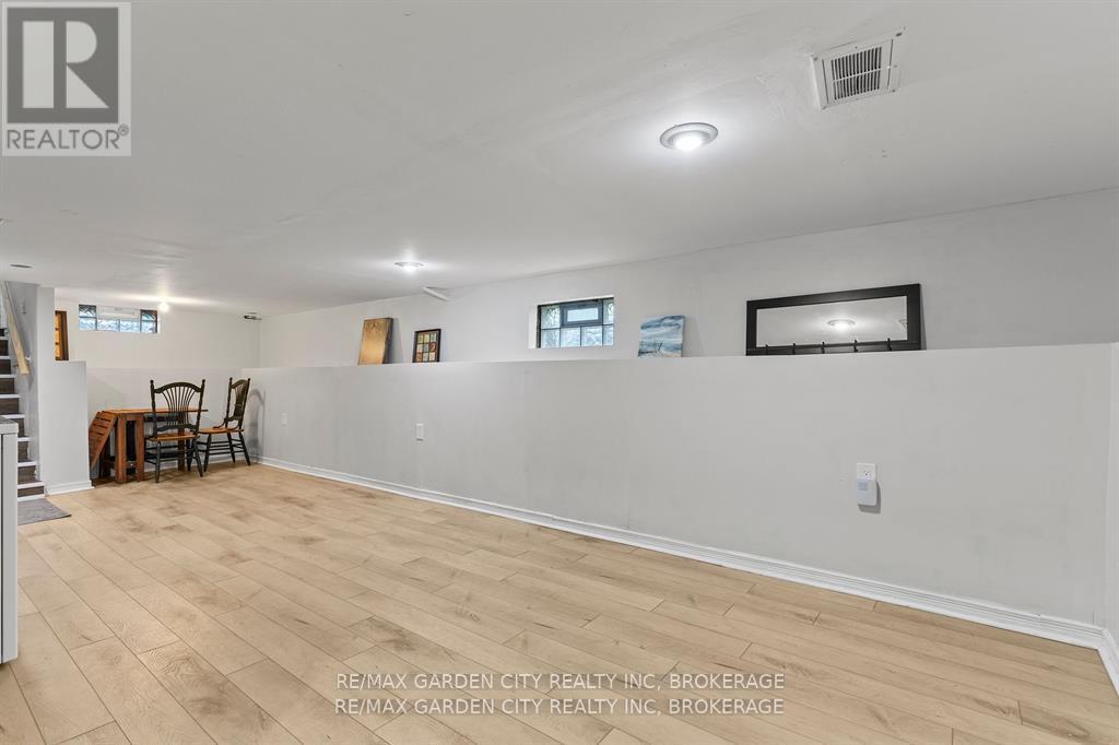 Photo 12 of 19 Oakwood Avenue, St Catharines ON