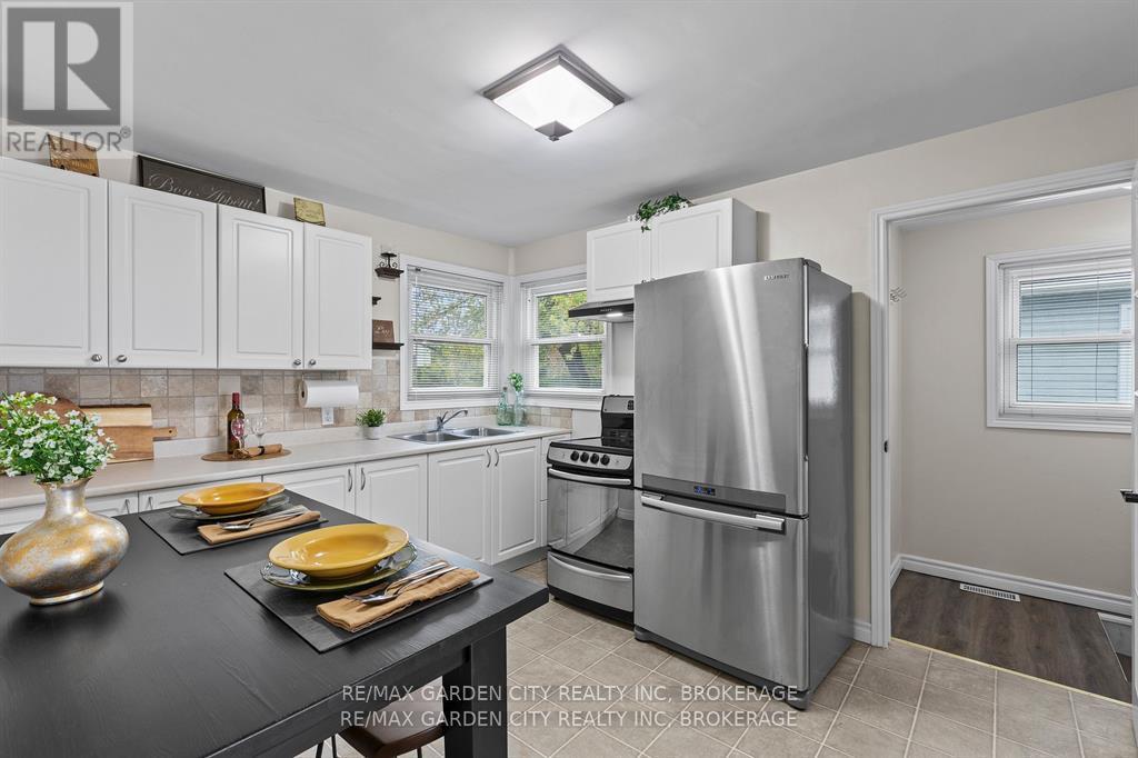 Photo 10 of 19 Oakwood Avenue, St Catharines ON