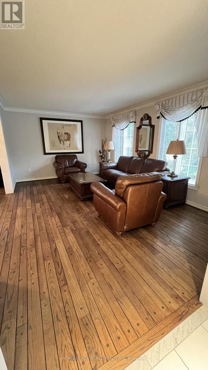 Photo 4 of 494 Palmer Avenue, Richmond Hill ON