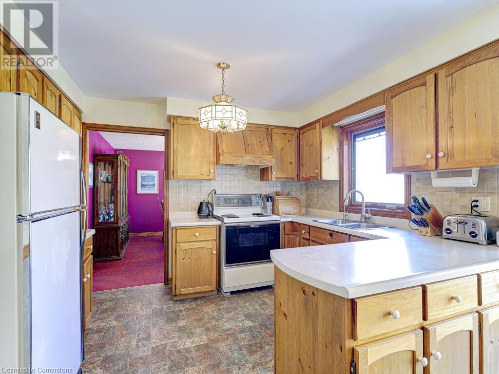 Photo 15 of 11331 Amos Drive, Milton ON