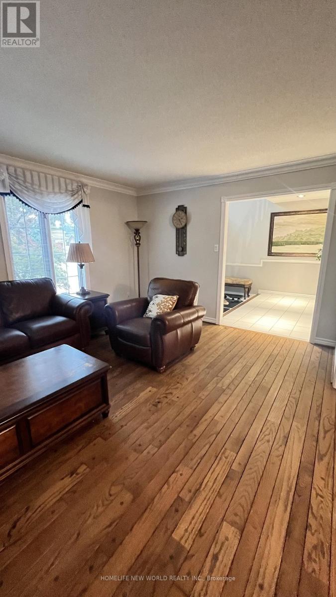 Photo 5 of 494 Palmer Avenue, Richmond Hill ON