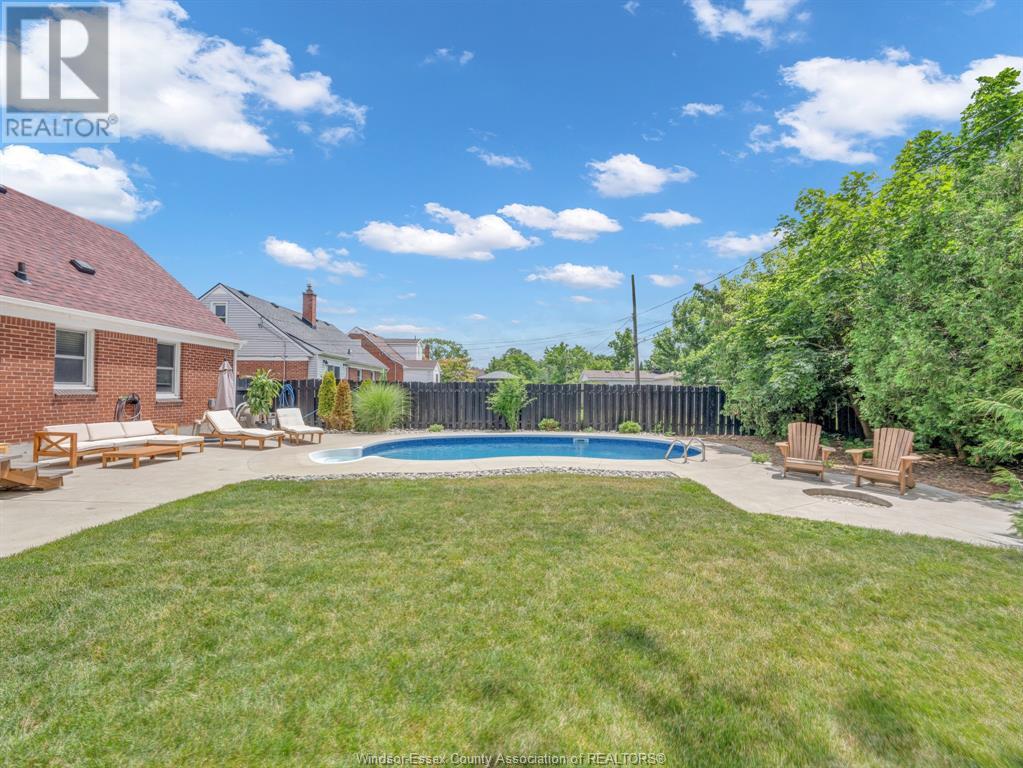 Photo 3 of 1131 Fairview Boulevard, Windsor ON