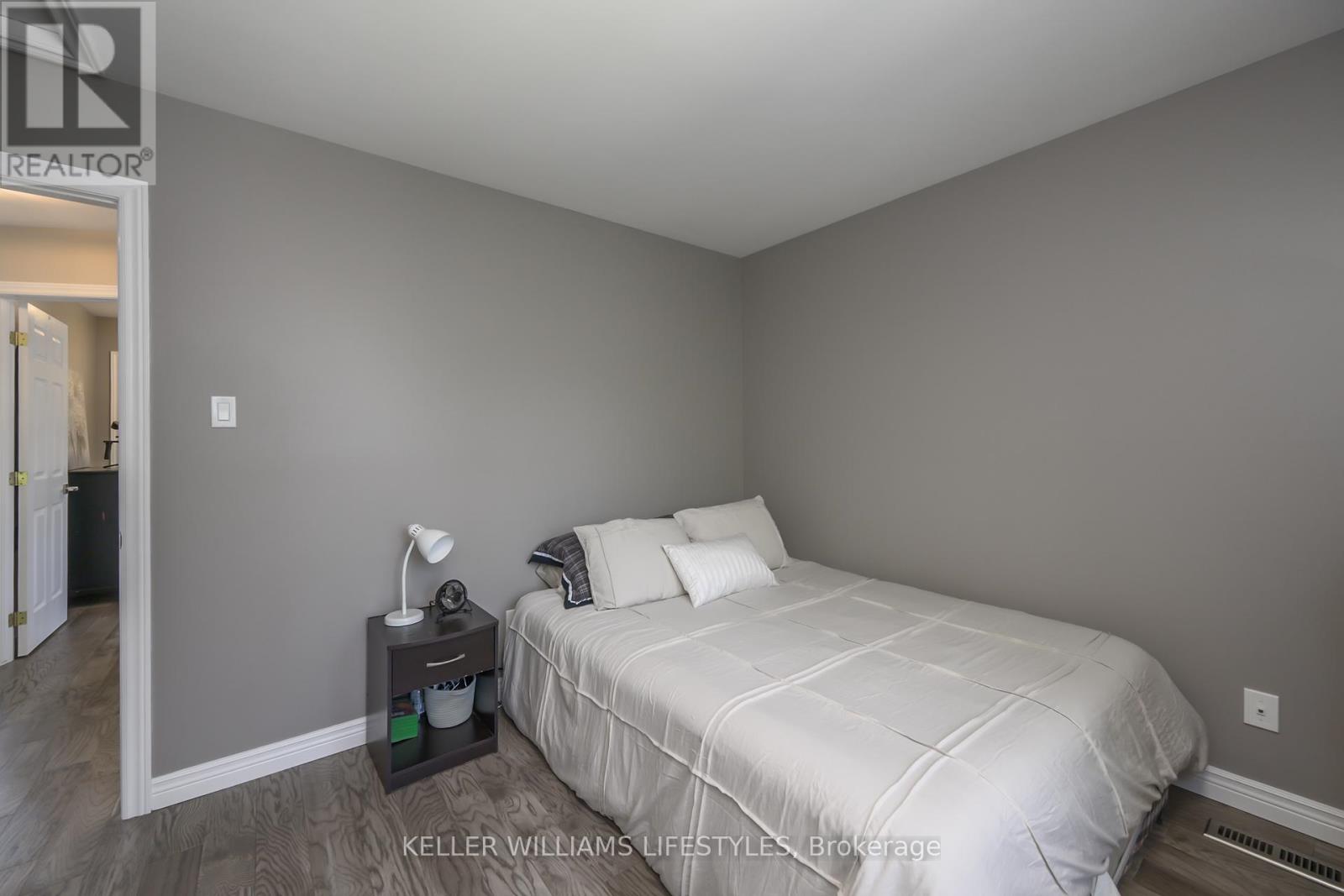Photo 33 of 18 Thunderbird Crescent, London South ON